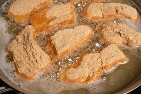 Panierten Fisch braten