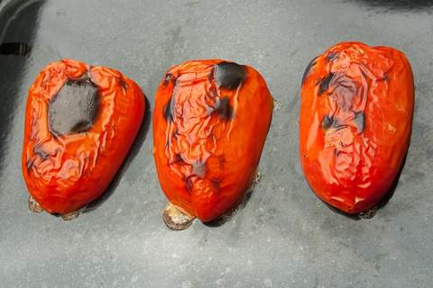 Paprikastücke zum Grillen auf dem Backblech