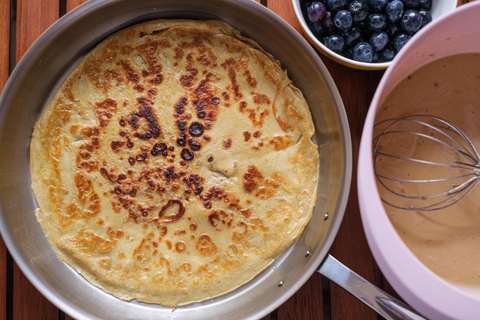 Pfannkuchen in der Pfanne ausbacken