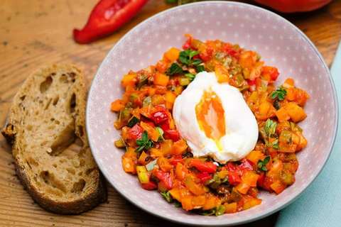 pochiertes Ei auf Ratatouille