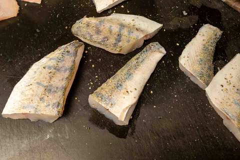 Zanderfilet portionieren und würzen vor dem Braten
