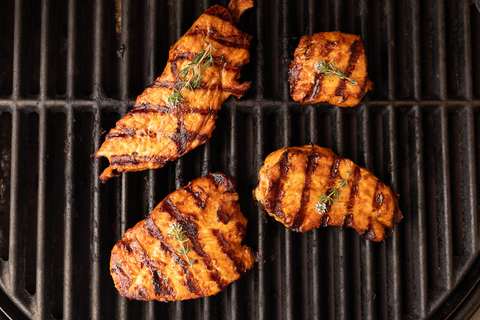 Putensteaks auf dem Grillrost mit Kräuter