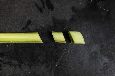 Rhabarberstange wird in schräge Stücke geschnitten