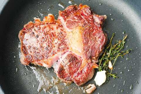 Steak beim Anbraten wenden