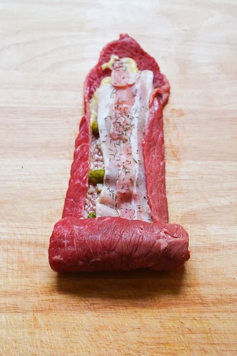 Gefüllte Roulade zusammen rollen und fixieren