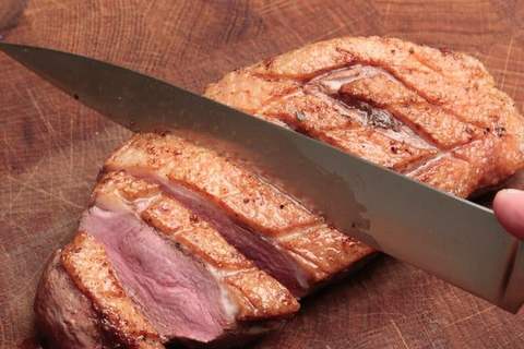 Entenbrust knusprig gebraten schräg aufschneiden