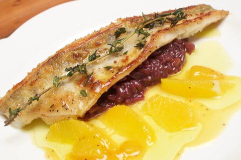 Rotweinrisotto mit einem Znaderfilet knusprig gebraten, dazu Orangenfilets