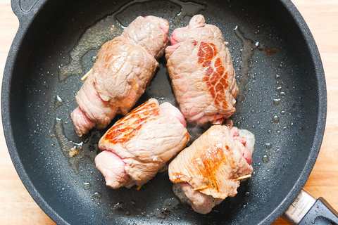 Rinderrouladen beim Anbraten in der Pfanne