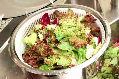 Blattsalat in der Salatschleuder