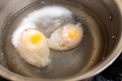Geformte Eier pochieren