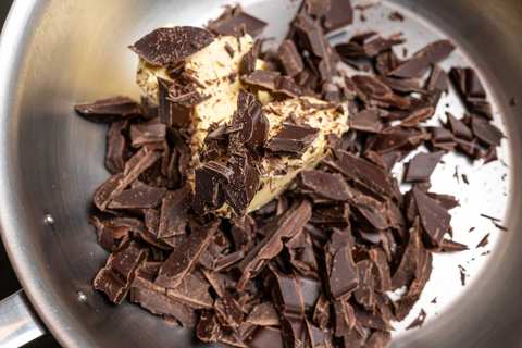 Schokolade und Butter im Topf langsam schmelzen für Mousse au Chocolat