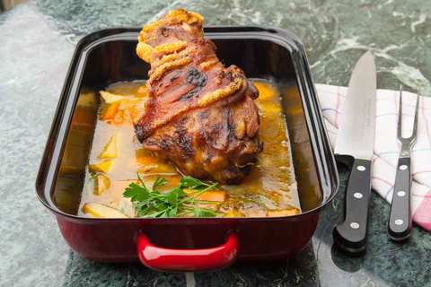 Schweinehaxe oder auch in der Schreibweise Schweinehachse, weltbekannt aus Bayern und eine Variante vom Schweinebraten