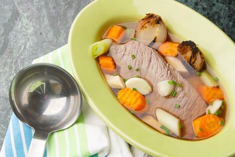 Tafelspitz mit Suppe und Gemüse angerichtet