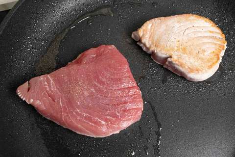 Thunfischfilet braten und wenden