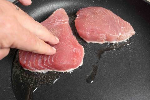 Thunfischfilet in heiße Pfanne einlegen