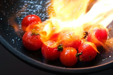 Tomaten am offenen Feuer karamellisieren