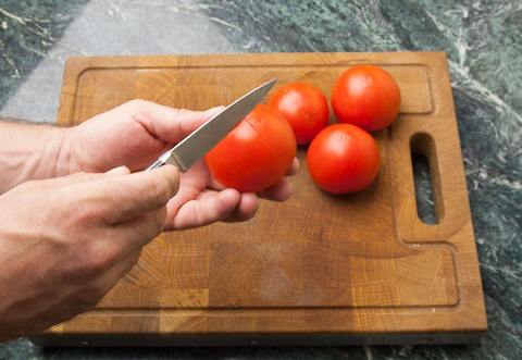 Tomaten kreuzförmig einschneiden zum Tomaten häuten