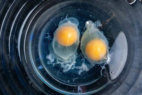 Vorgegarte Eier im Essigwasser