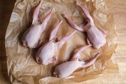 Wachteln frisch auf dem Küchenbrett