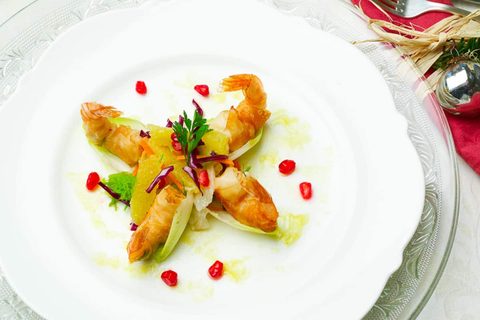 für Weihnachtliche Vorspeisen mit Garnele oder Tofu auf winterlichem Salat und Wasabi dip