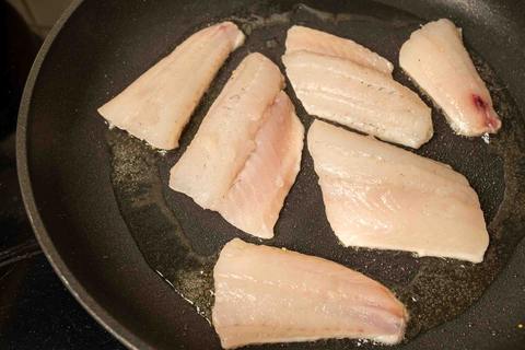 Zanderfilet auf der Hautseite in der Pfanne braten