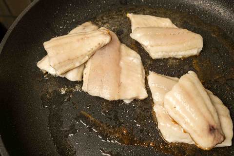 Zanderfilet mit knuspriger Haut kurz vor dem Wenden