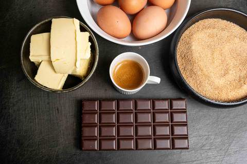 Zutaten für Mousse au Chocolat mit Schokolade, Butter, Zucker, Eiern und Espresso