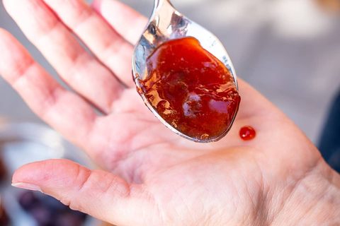 Fruchtige Zwetschgenmarmelade auf einem Löffel