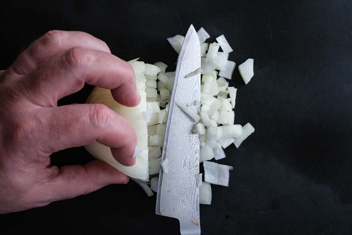 Zwiebel würfeln schneiden