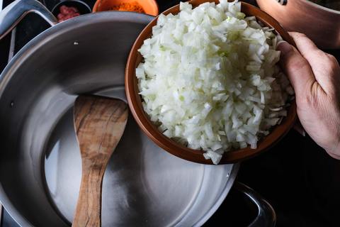 Zwiebelwürfel vor dem Anschwitzen