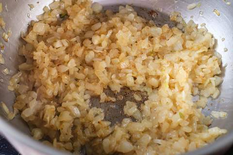 Goldbraun karamellisierte Zwiebeln