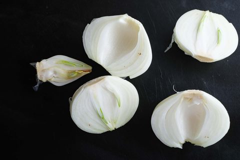 Zwiebel geschält