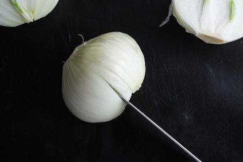 Zwiebel würfeln, vertikal einschneiden