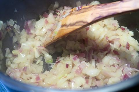 Zwiebel glasig anschwitzen für Gulasch